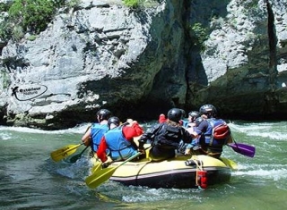  与导游一起在河上漂流 